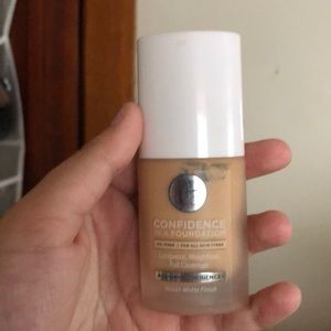 It cosmetics confidence In a foundation